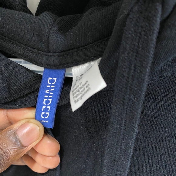 Black H & M Crewneck. - Picture 6 of 7